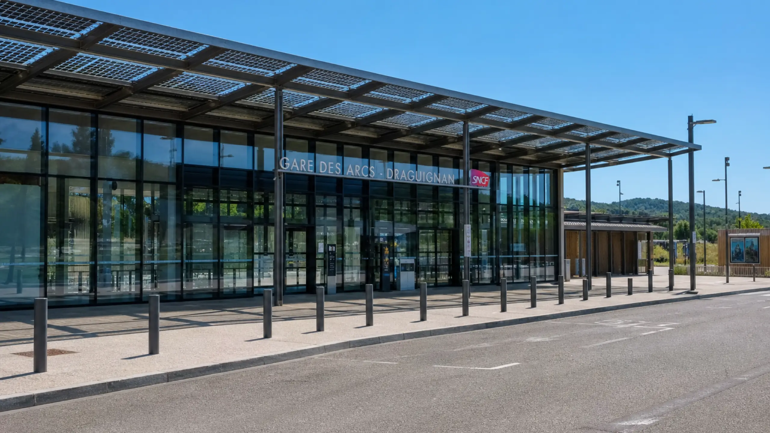 Gare Les Arcs-Draguignan — façade vitrée et grand auvent métallique